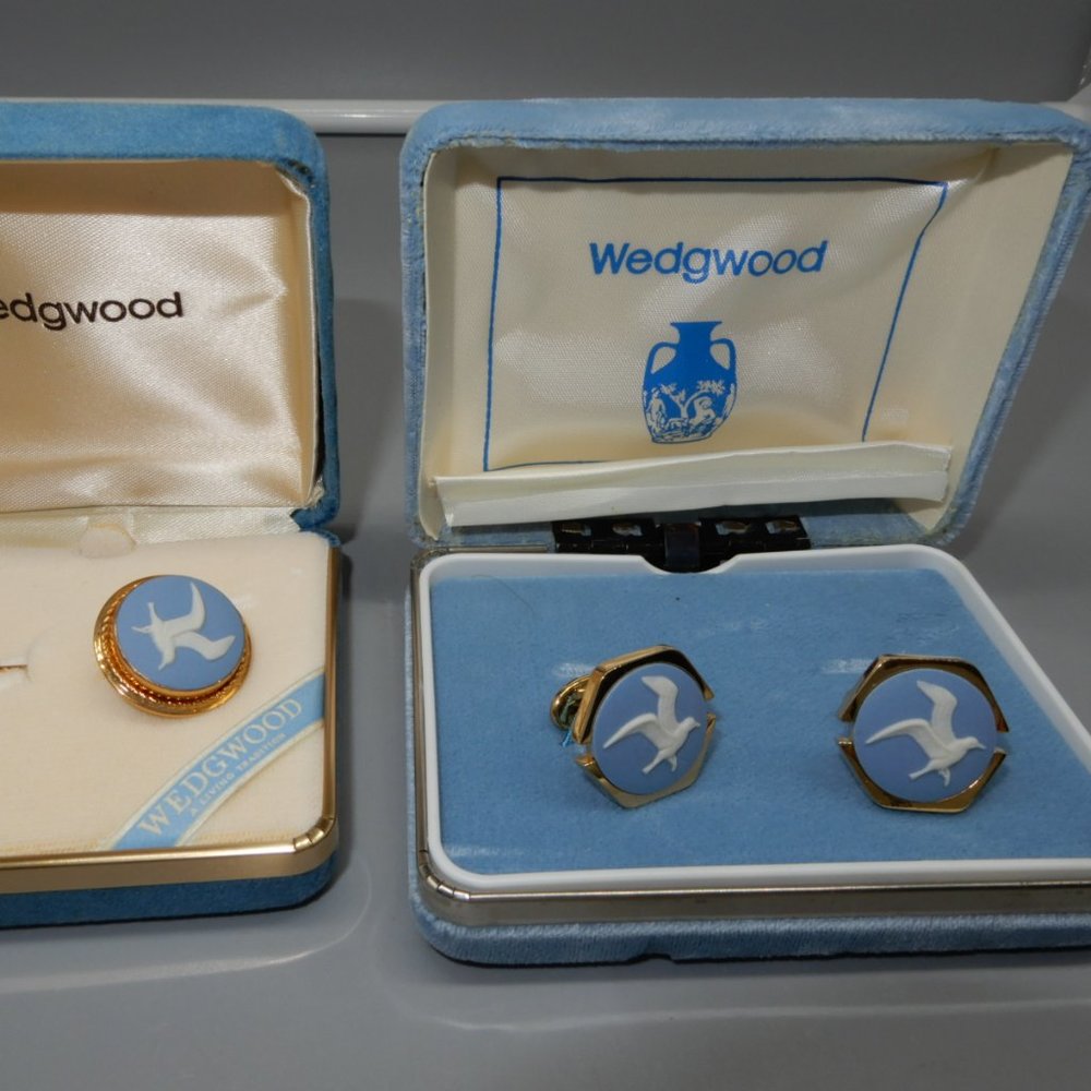 WEDGWOOD blue jasper CUFFLINKS and PIN aj